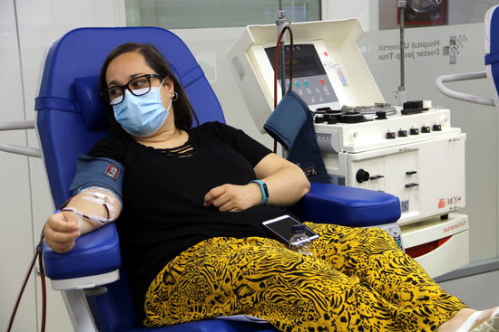 A blood donor at the Trueta hospital in Girona on July 9, 2020 (photo by Eli Don)